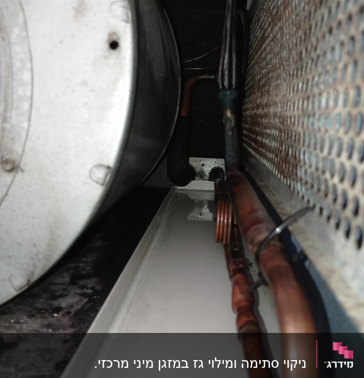 צינורות נחושת ומאוורר במערכת מיזוג אוויר
